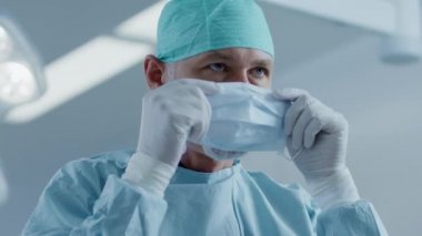 Profesyonel Cerrahın Portresi Arka plan Modern Hastane Ameliyat Odasında Cerrahi Maske Takıyor.