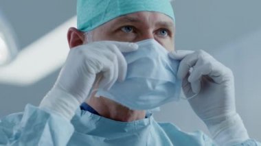 Profesyonel Cerrahın Portresi Arka plan Modern Hastane Ameliyat Odasında Cerrahi Maske Takıyor.