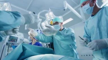 Muhtelif Profesyonel Cerrahlar Ekibi Hastane Ameliyathanesinde Bir Hastaya İstilacı Ameliyat Yapıyor. Cerrahlar ve diğer araçları kullanır.