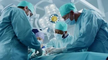 Hastane Ameliyathanesinde Bir Hastaya İnvaziv Cerrahi Yapan Profesyonel Cerrah, Asistan ve Hemşirelerden Oluşan Çeşitli Ekip. Cerrahlar Konuşma ve Kullanım Aletleri. Otantik Ekipman ile Gerçek Modern Hastane.