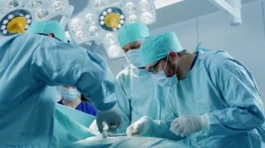 Hastane Ameliyathanesinde Profesyonel Cerrahlar ve Hemşirelerden oluşan Çeşitli Ekip Başarılı bir Ameliyattan Sonra Dikiş Yarası.