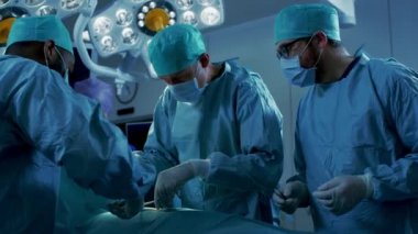 Hastane Ameliyathanesinde Profesyonel Cerrahlar ve Hemşirelerden oluşan Çeşitli Ekip Başarılı bir Ameliyattan Sonra Dikiş Yarası.