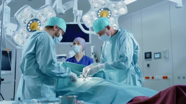 A kórház műtőben Különböző csapat hivatásos sebészek és ápolók varrat seb után sikeres műtét. — Stock videók