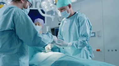 Hastane Ameliyathanesinde Profesyonel Cerrahlar ve Hemşirelerden oluşan Çeşitli Ekip Başarılı bir Ameliyattan Sonra Dikiş Yarası.