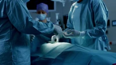 Hastane Ameliyathanesinde Profesyonel Cerrahlar ve Hemşirelerden oluşan Çeşitli Ekip Başarılı bir Ameliyattan Sonra Dikiş Yarası.