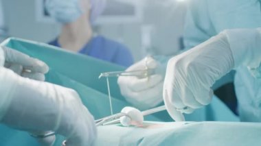 Başarılı bir ameliyattan sonra Profesyonel Cerrah Dikiş Yarası 'na yakından bakın. Arkaplanda Modern Hastane Operasyon Odası.
