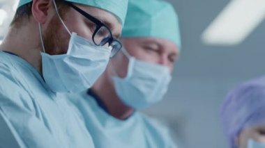Ameliyathane 2 'de cerrahi işlem sırasında cerrah. Modern Hastanedeki Profesyonel Doktorlar.