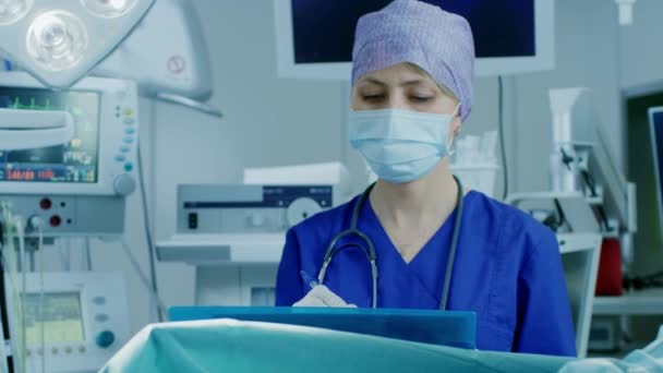 Im Operationssaal des Krankenhauses: Vielfältiges Team aus professionellen Chirurgen und Krankenschwestern vernäht Wunde nach erfolgreicher Operation. — Stockvideo