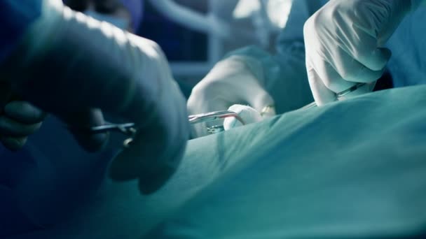 Gros plan sur les mains du chirurgien professionnel Suture Blessure après une chirurgie réussie. En arrière-plan Salle d'opération moderne de l'hôpital. — Video