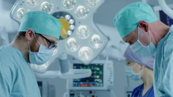 Nella sala operatoria dell'ospedale Diversi team di chirurghi professionisti e infermieri Suture ferito dopo un intervento chirurgico di successo. — Video Stock