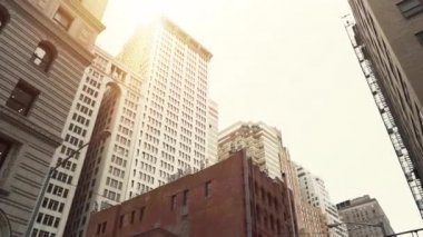 New York'ta Modern Binalar Gökdelenler Düşük Açı Süzülen Shot. Yerleşim Bölgesi. Pov Dolly Stil Atış.