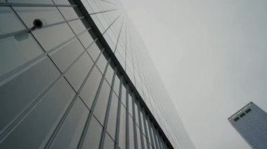 New York'ta Gökdelen Düşük Açılı Süzülen Shot. Finans Bölgesi. Dikey Pov Dolly Stil Shot.