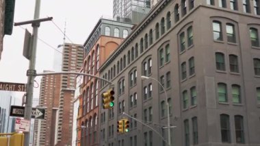 New York'ta Modern Binalar, Gökdelenler ve Trafik Işıkları Düşük Açılı Süzülen Shot. Yerleşim Bölgesi. Pov Dolly Stil Atış.