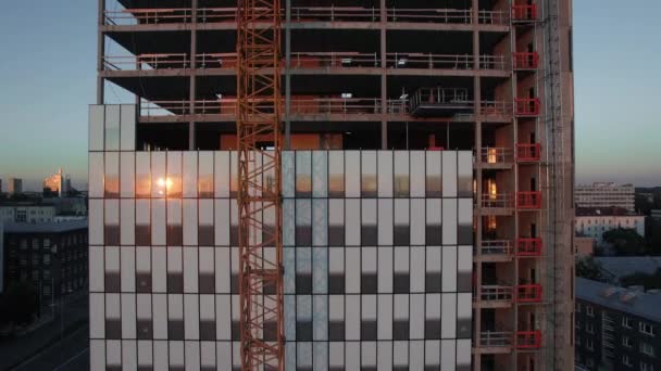 建設の過程で超高層ビルの空中ショット。働くクレーンと近代都市の背景. — ストック動画