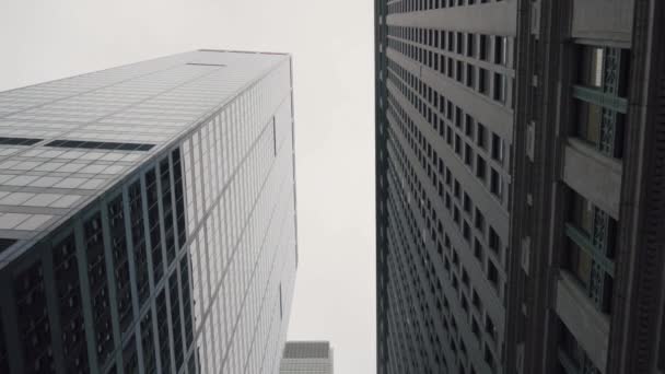 Low-Winkelgleitschuss bewegt sich zwischen modernen Gebäuden Wolkenkratzer in der New York City. Finanzbezirk. vertikal pov dolly style schuss. — Stockvideo