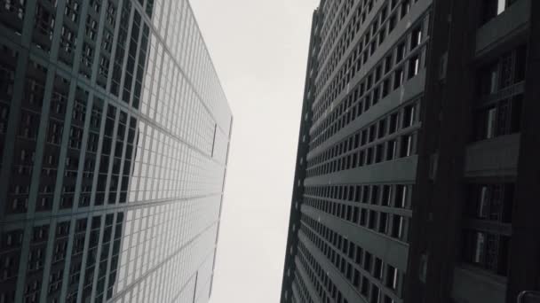 Disparo de deslizamiento de ángulo bajo moviéndose entre edificios modernos Rascacielos en la ciudad de Nueva York. Distrito Financiero. Vertical POV Dolly estilo tiro . — Vídeos de Stock