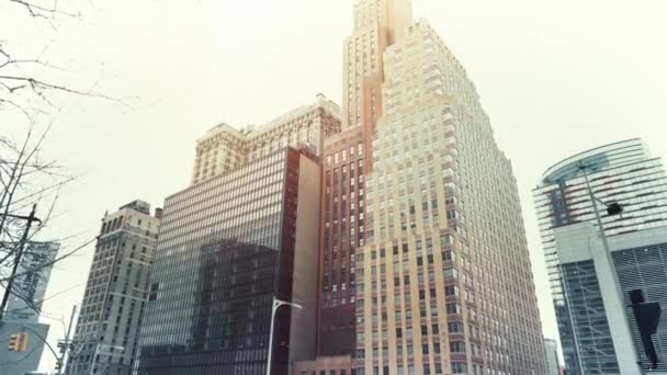 Low Angle Gliding Shot of Modern Buildings Skyscrapers in the New York City. Quartier financier. POV Dolly Style Shot . — Video