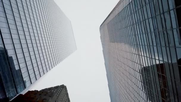 Laag hoek Zweef schot van wolkenkrabbers in New York City. Financial District. Verticale POV Dolly stijl schot. — Stockvideo