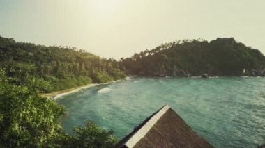 Kıyıda Büyük Okyanus Dalgaları ve Yemyeşil Jungle Hills ile Beautiful Bay Havadan Görüntüleri.