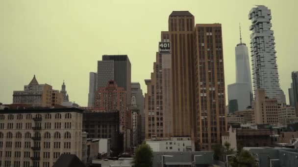 Antenn rörliga skott i New York City med stora byggnader och skyskrapor. Stadsbilden urbana staden. — Stockvideo