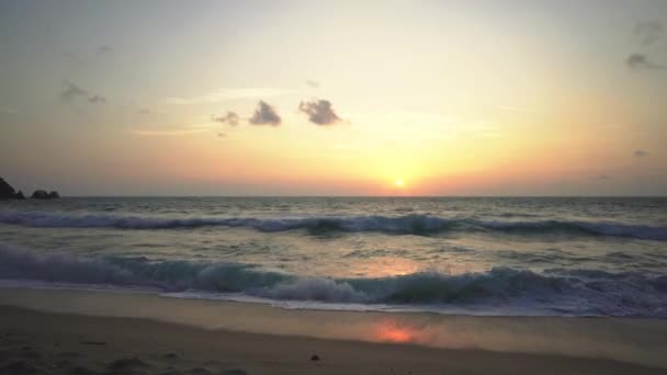 Belle plage avec mer, vagues et coucher de soleil. Exotique Lieu de vacances . — Video