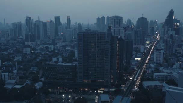 Полный день Timelapse Shot of a Big City, with Skyscrapers and Roads Busy Roads. Видеозапись сделанная с высоты пятна . — стоковое видео