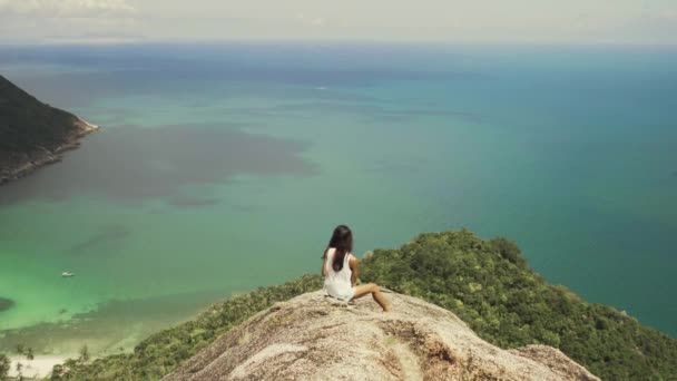 Mulher bonita sentada em uma montanha com Exotics Ilha e Vista Mar . — Vídeo de Stock