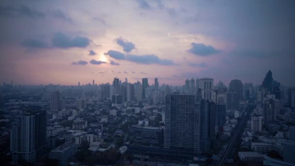 Ganztägige Zeitraffer-Aufnahme einer Großstadt mit Wolkenkratzern und viel befahrenen Straßen. Aufnahmen von erhöhter Stelle. — Stockvideo