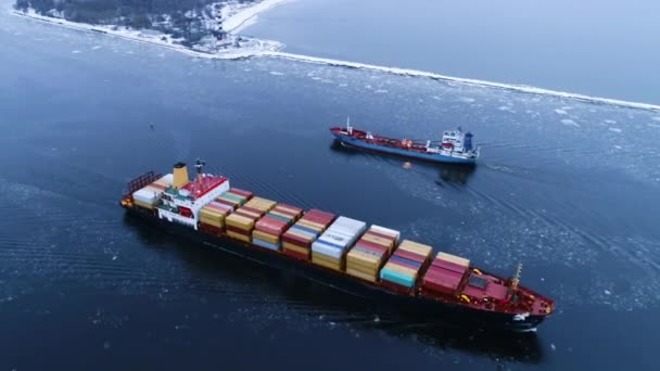 Colpo aereo della nave cargo che si muove attraverso il mare. Sullo sfondo Paesaggio invernale. — Video Stock