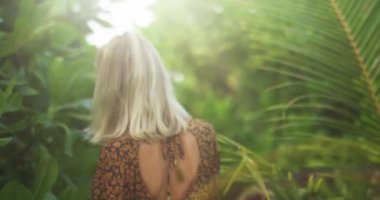 Egzotik Tropik Adalarda Yemyeşil Ormanda Yürüyen Bir Elbise Giyen Güzel Genç Sarışın Kadının Arka Görünümü Shot Ardından.