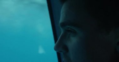 Cam Alt ile Teknede Iken Sualtı Yaşam Bakarak Bir Adam Yakın Çekim.