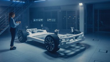 Otomobil Mühendisi elektrikli araba şasi platformunda çalışma, 3D CAD yazılım modelleme ile tablet bilgisayar Augmented gerçeklik kullanma. Yenilikçi tesis: tekerlekler, motor, pil ile araç çerçevesi