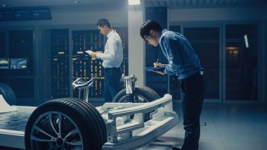 Otomotiv mühendisleri elektrikli otomobil şasi platformu üzerinde çalışan, önlemler alma, 3D CAD yazılımı ile çalışma, verimlilik analiz. Tekerlekler, motor ve batarya ile araç çerçevesi