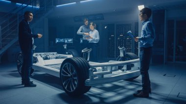 Otomobil tasarım mühendisleri elektrikli araba platformu şasi prototip üzerinde çalışan, 3D kavramı için CAD yazılımı kullanarak. Otomotiv yenilik tesis araç çerçevesi lastikler, süspansiyon, motor ve pil ile