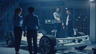 Elektrikli otomobil şasi platformunda çalışan Otomotiv mühendisleri ekibi, önlemler alma, 3D CAD yazılımı ile çalışma, verimliliği analiz etme. Tekerlekler, motor ve batarya ile araç çerçevesi. Yüksek atış