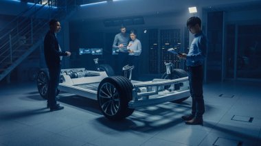 Otomobil tasarım mühendisleri elektrikli araba platformu şasi prototip üzerinde çalışan, 3D kavramı için CAD yazılımı kullanarak. Otomotiv yenilik tesis araç çerçevesi lastikler, süspansiyon, motor ve pil ile