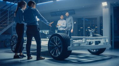 Takım Otomotiv mühendisleri tartışmak ve tasarım elektrikli araba platformu şasi prototip, tedbirler alma, 3D CAD yazılımı ile çalışma, kalite kontrol kontrol. Tekerlekler, motor ve batarya ile araç çerçevesi.