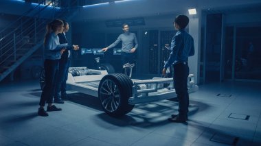 Otomobil mühendisleri elektrikli araba platformu şasi üzerinde çalışan, 3D Concept CAD yazılımı ile tablet bilgisayarları kullanarak. Otomotiv yenilik tesis araç çerçevesi tekerlek, motor ve pil ile