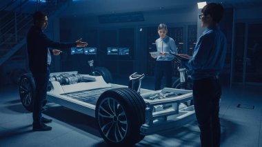 Otomobil mühendisleri tasarım elektrikli araba platformu şasi, 3D Concept CAD yazılımı ile tablet bilgisayarları kullanarak. Otomotiv yenilik tesis araç çerçevesi tekerlek, motor ve pil ile