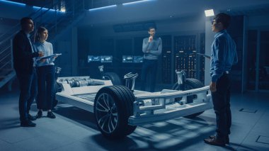 Otomobil mühendisleri tasarım elektrikli araba platformu şasi prototip, 3D Concept CAD yazılımı ile tablet bilgisayarları kullanarak. Otomotiv yenilik tesis araç çerçevesi tekerlek, motor ve pil ile