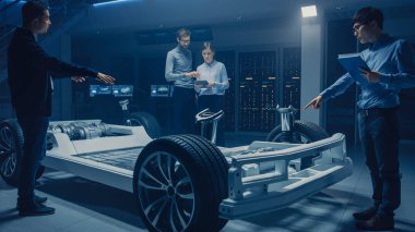 Otomobil tasarım mühendisleri elektrikli araba platformu şasi prototip üzerinde çalışan, 3D kavramı için CAD yazılımı kullanarak. Otomotiv yenilik tesis araç çerçevesi lastikler, süspansiyon, motor ve pil ile