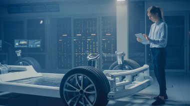 Otomobil Mühendisi elektrikli araba şasi platformunda çalışma, 3D CAD yazılım modelleme ile tablet bilgisayar Augmented gerçeklik kullanma. Yenilikçi tesis: tekerlekler, motor, pil ile araç çerçevesi