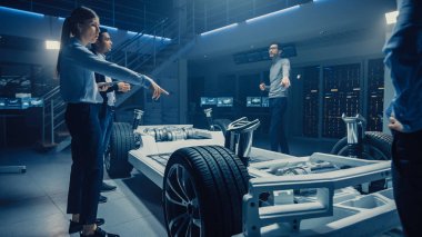Takım Otomotiv mühendisleri tartışmak ve tasarım elektrikli araba platformu şasi prototip, tedbirler alma, 3D CAD yazılımı ile çalışma, kalite kontrol kontrol. Tekerlekler, motor ve batarya ile araç çerçevesi.