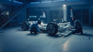 Otomobil Mühendisi elektrikli araba şasi platformunda çalışma, 3D CAD yazılım modelleme ile tablet bilgisayar Augmented gerçeklik kullanma. Yenilikçi tesis: tekerlekler, motor, pil ile araç çerçevesi
