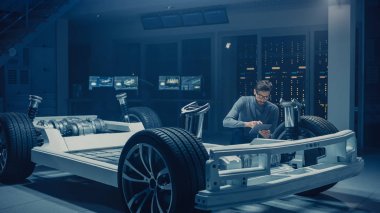Otomobil Mühendisi çalışma elektrikli araba platformu şasi prototip, 3D CAD yazılım modelleme ile tablet bilgisayar kullanarak. Yenilikçi tesis: tekerlekler, motor, pil ve süspansiyon ile araç çerçevesi