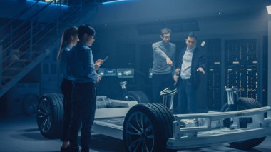 Otomobil tasarım mühendisleri takım Otomotiv yenilik tesis üzerinde çalışan elektrikli araba platformu şasi prototip jantlar Içerir, süspansiyon, hibrid motor ve pil