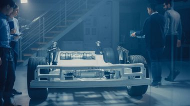 Otomobil tasarım mühendisleri takım Otomotiv yenilik tesis üzerinde çalışan elektrikli araba platformu şasi prototip jantlar Içerir, süspansiyon, hibrid motor ve pil