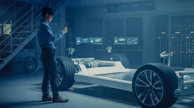 Otomobil Mühendisi elektrikli araba şasi platformunda çalışma, 3D CAD yazılım modelleme ile tablet bilgisayar Augmented gerçeklik kullanma. Yenilikçi tesis: tekerlekler, motor, pil ile araç çerçevesi