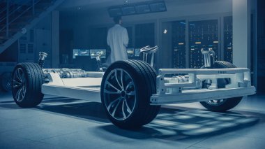 Otomobil Mühendisi çalışma elektrikli araba platformu şasi Proautomobile mühendisi elektrikli araba platformu şasi prototip üzerinde çalışma, 3D CAD yazılım modelleme ile tablet bilgisayar kullanma. Yenilikçi tesis: tekerlekler, motor, Batte ile araç çerçevesi