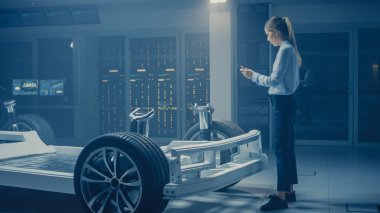 Otomobil Mühendisi elektrikli araba şasi platformunda çalışma, 3D CAD yazılım modelleme ile tablet bilgisayar Augmented gerçeklik kullanma. Yenilikçi tesis: tekerlekler, motor, pil ile araç çerçevesi